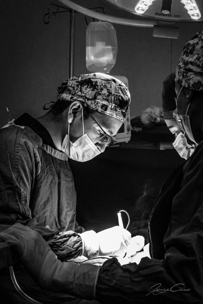 Cirujano oncólogo especialista en esófago valorando a un paciente con cáncer de esófago en Querétaro