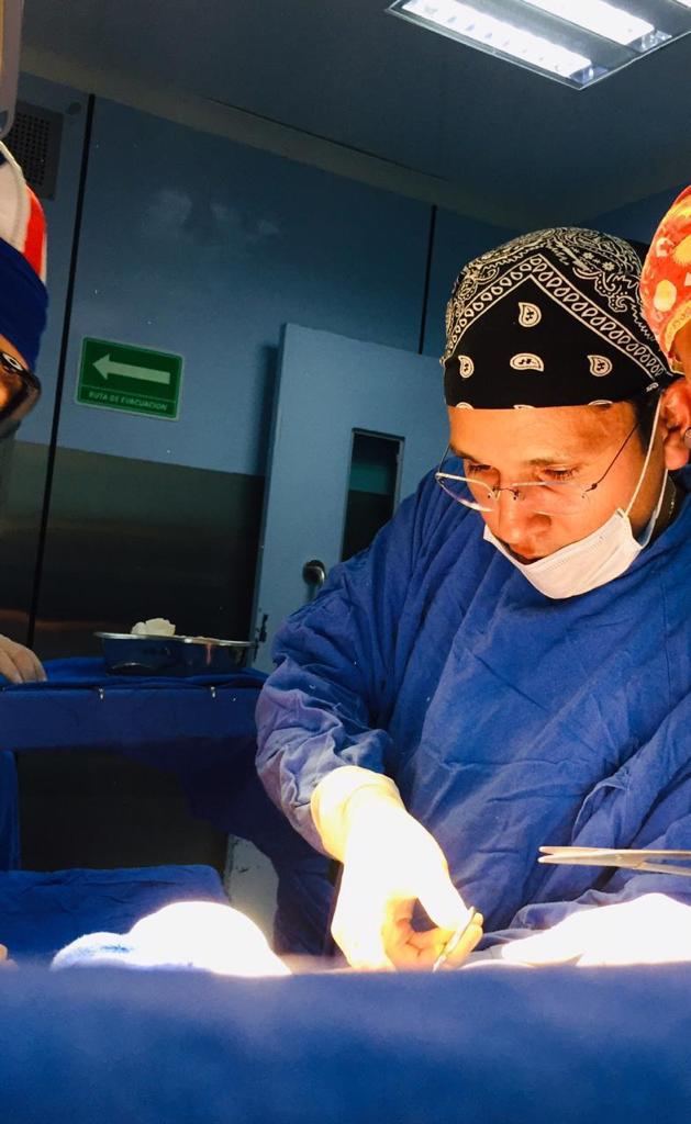 Dr. Aldo Olvera Casas, cirujano oncólogo, durante un procedimiento en Querétaro
