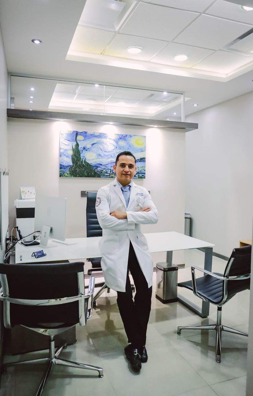 Dr. Aldo Olvera Casas, cirujano oncólogo certificado, en su consultorio