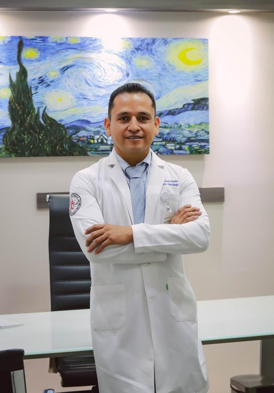 Dr. Aldo Olvera Casas, cirujano oncólogo en Querétaro, en su consultorio