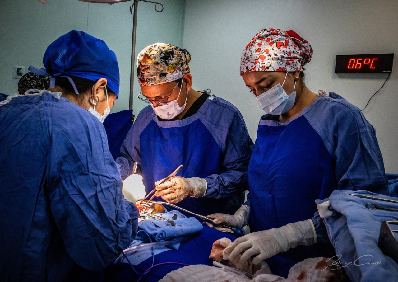 Equipo quirúrgico del Dr. Aldo Olvera Casas durante una cirugía oncológica